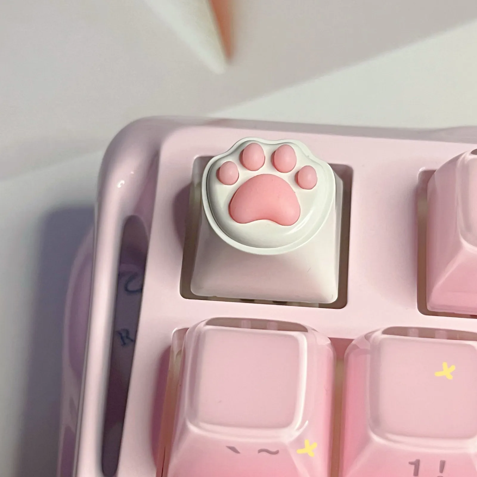 adorable-cat-paw-keycaps-cover
