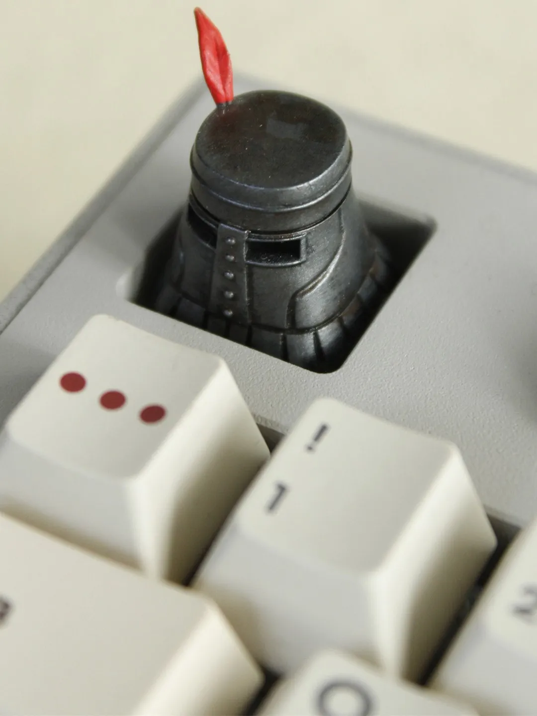 darksouls-solaire-of-astoras-helmet-keycap-side
