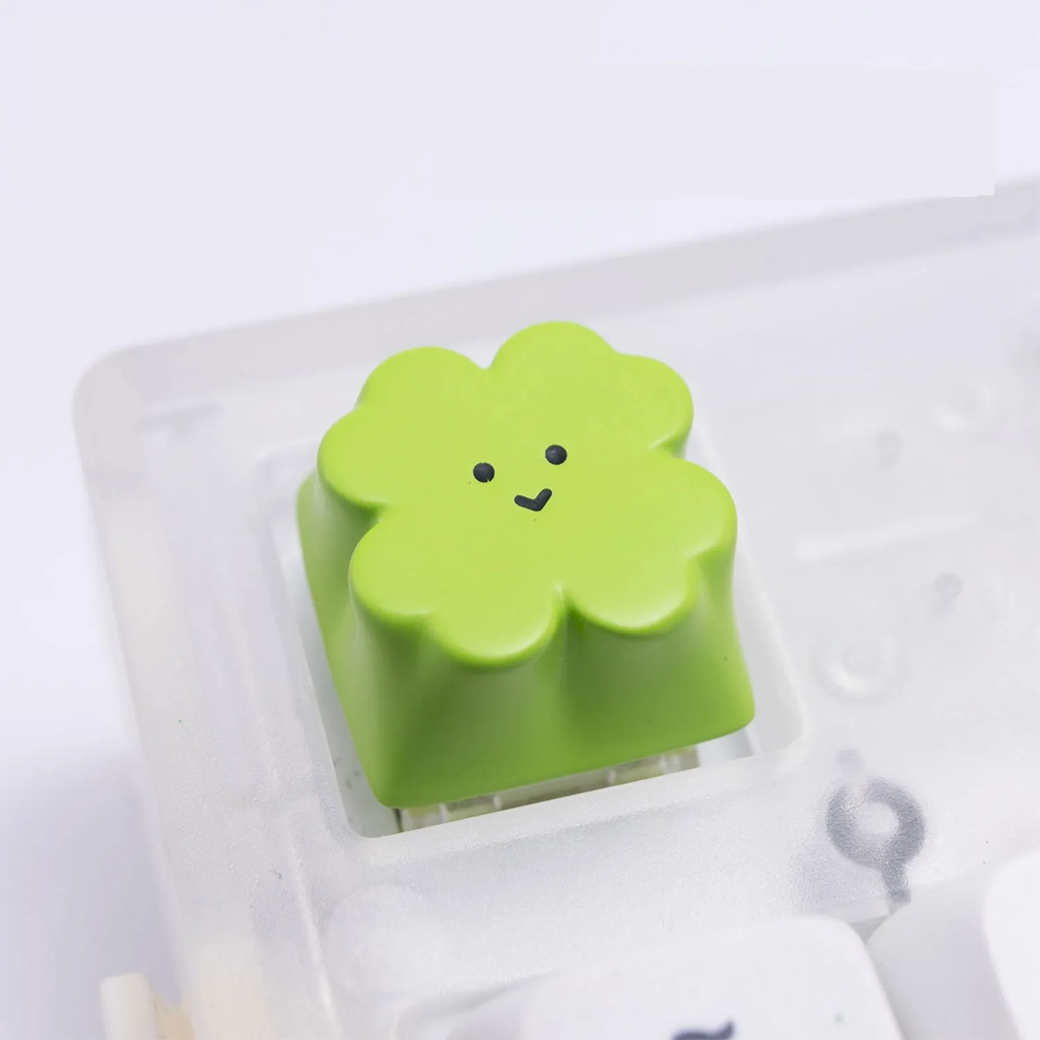 adorable-clover-keycap-cover