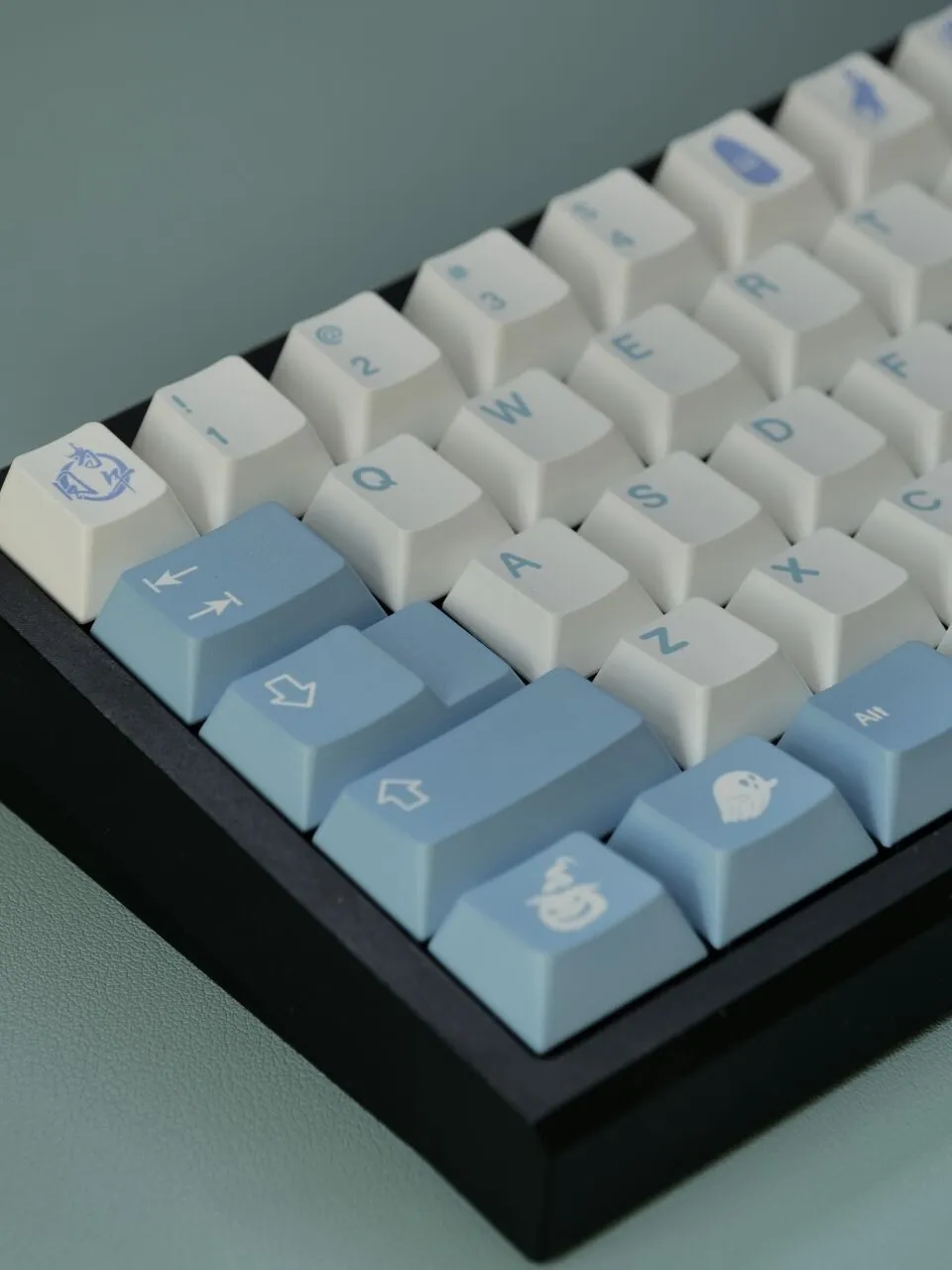 eccentric-themed-oem-keycap-set-side