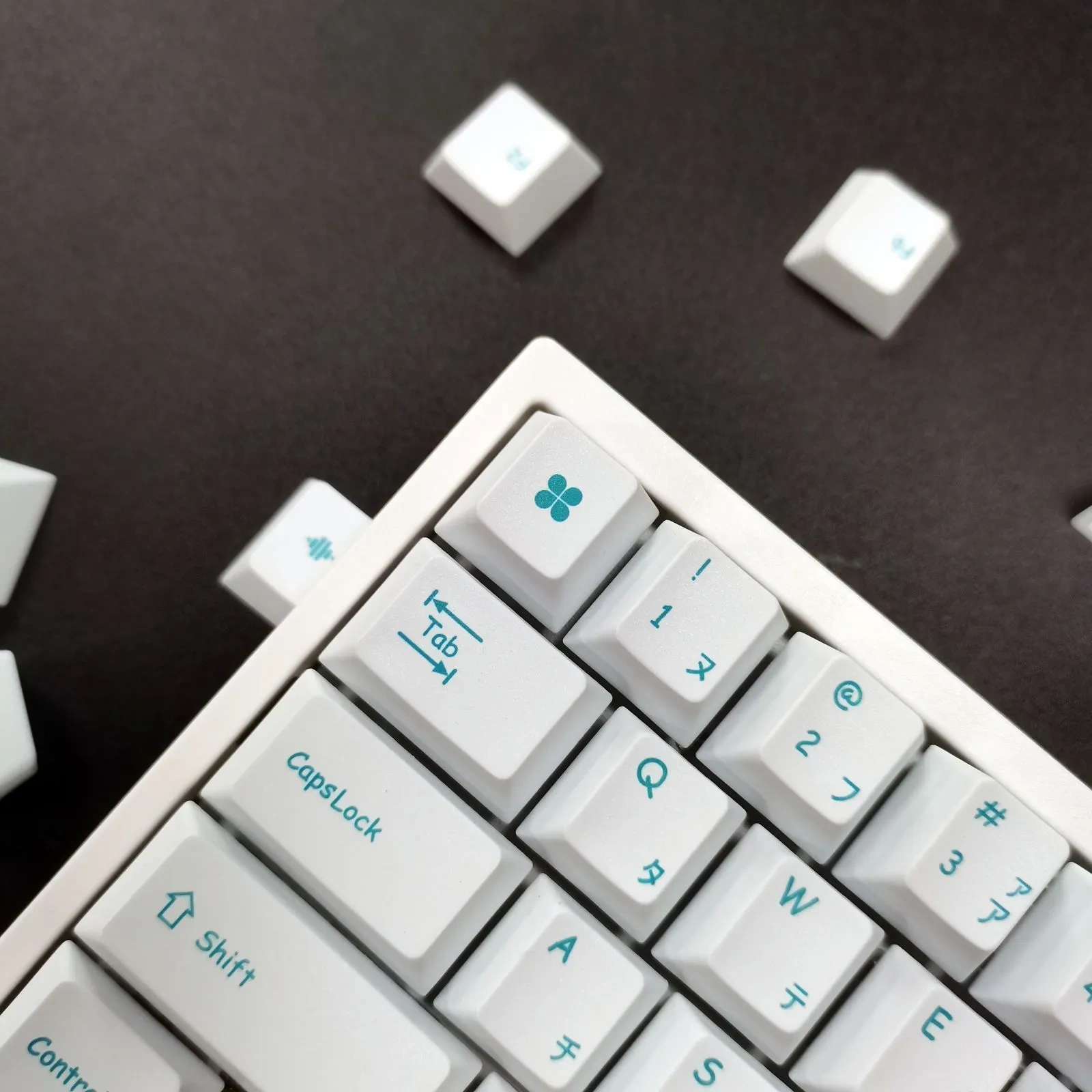 white-oem-minimal-keycap-set-side