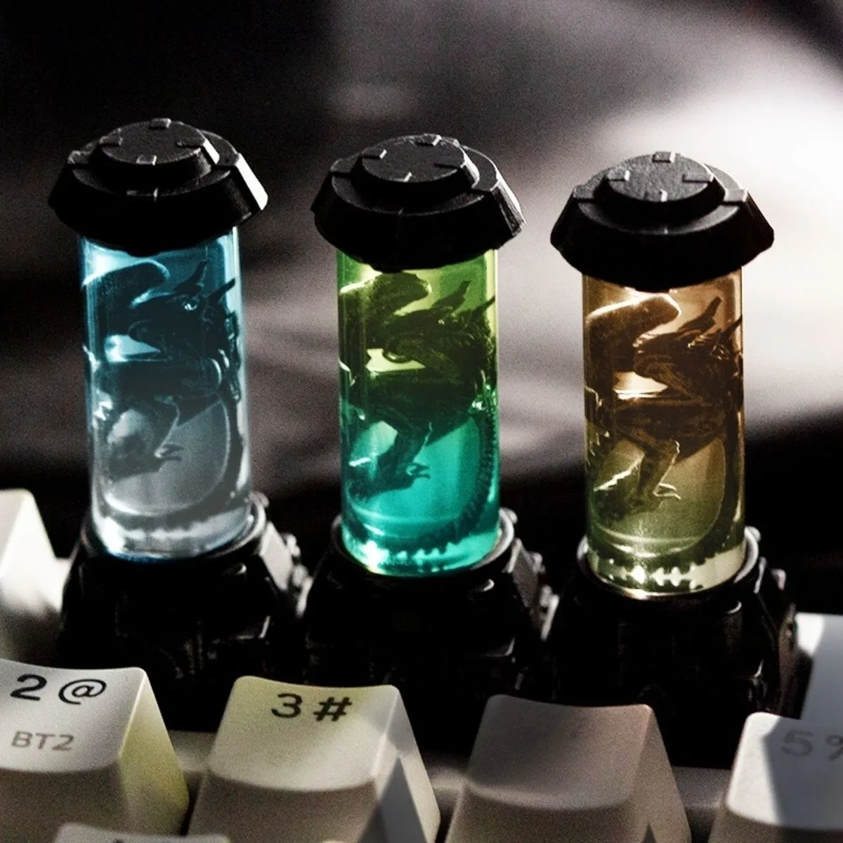 alien-xenomorph-biolab-night-lamp-keycaps-side
