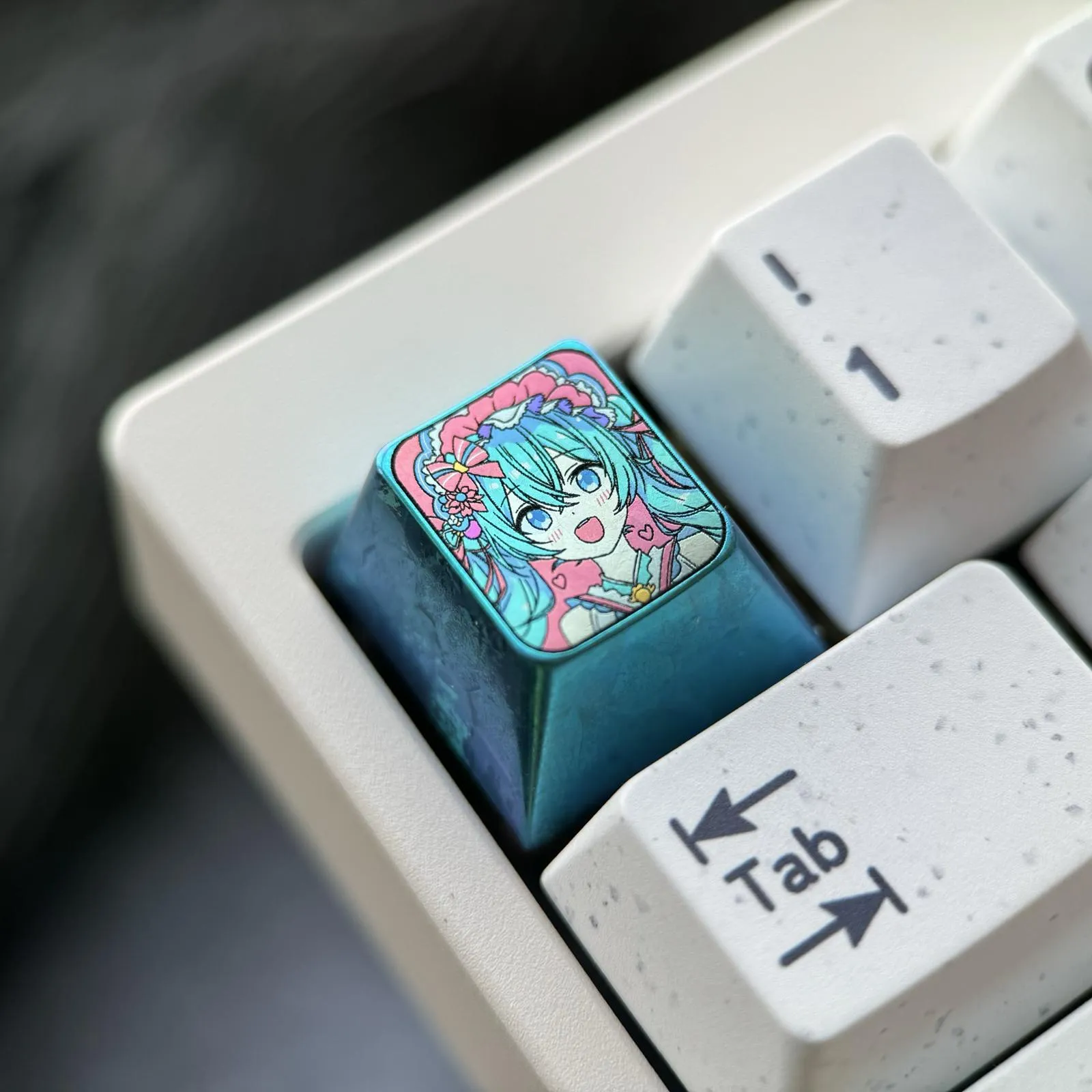 vocaloid-happy-hatsune-miku-keycap-side