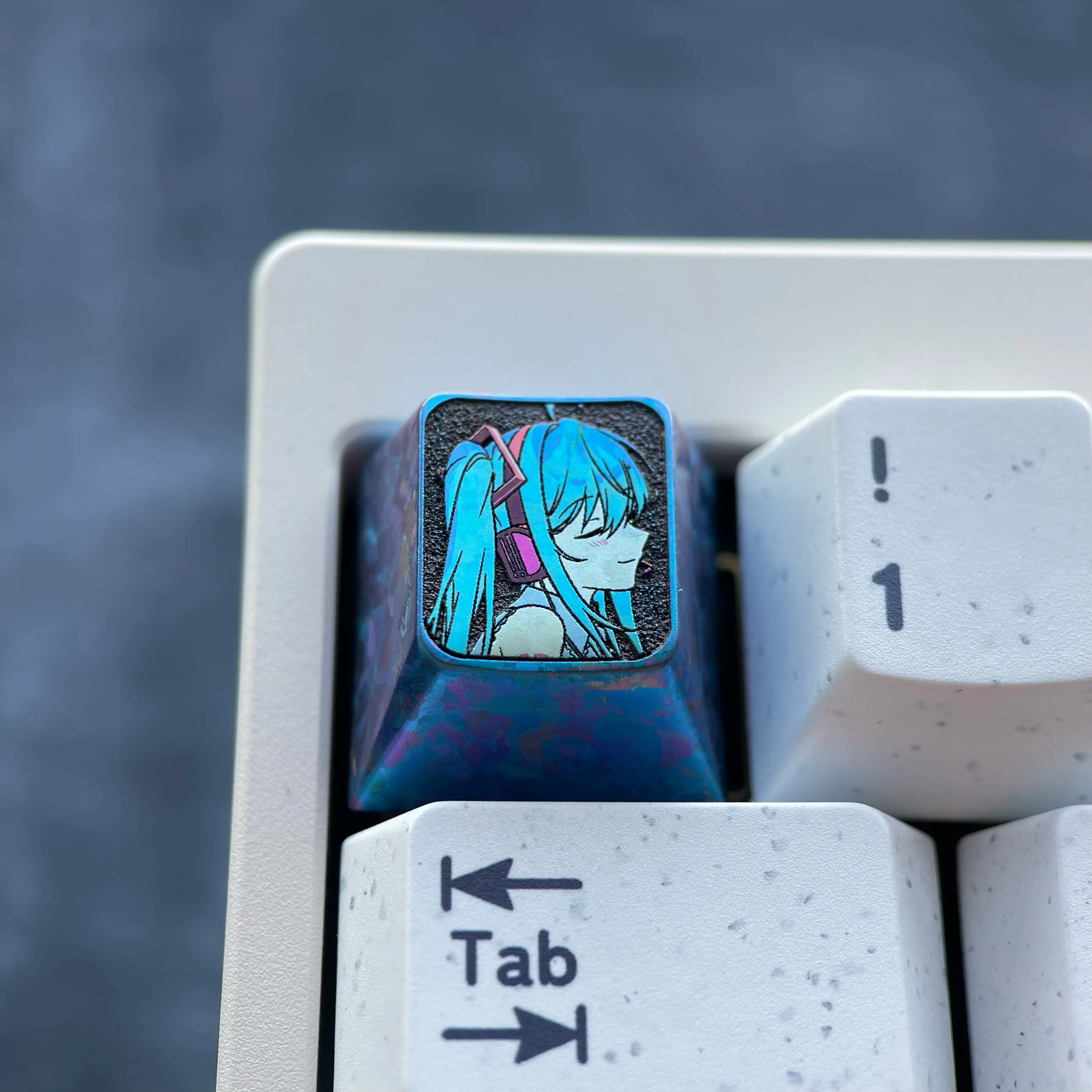 vocaloid-hatsune-miku-side-view-keycap-1