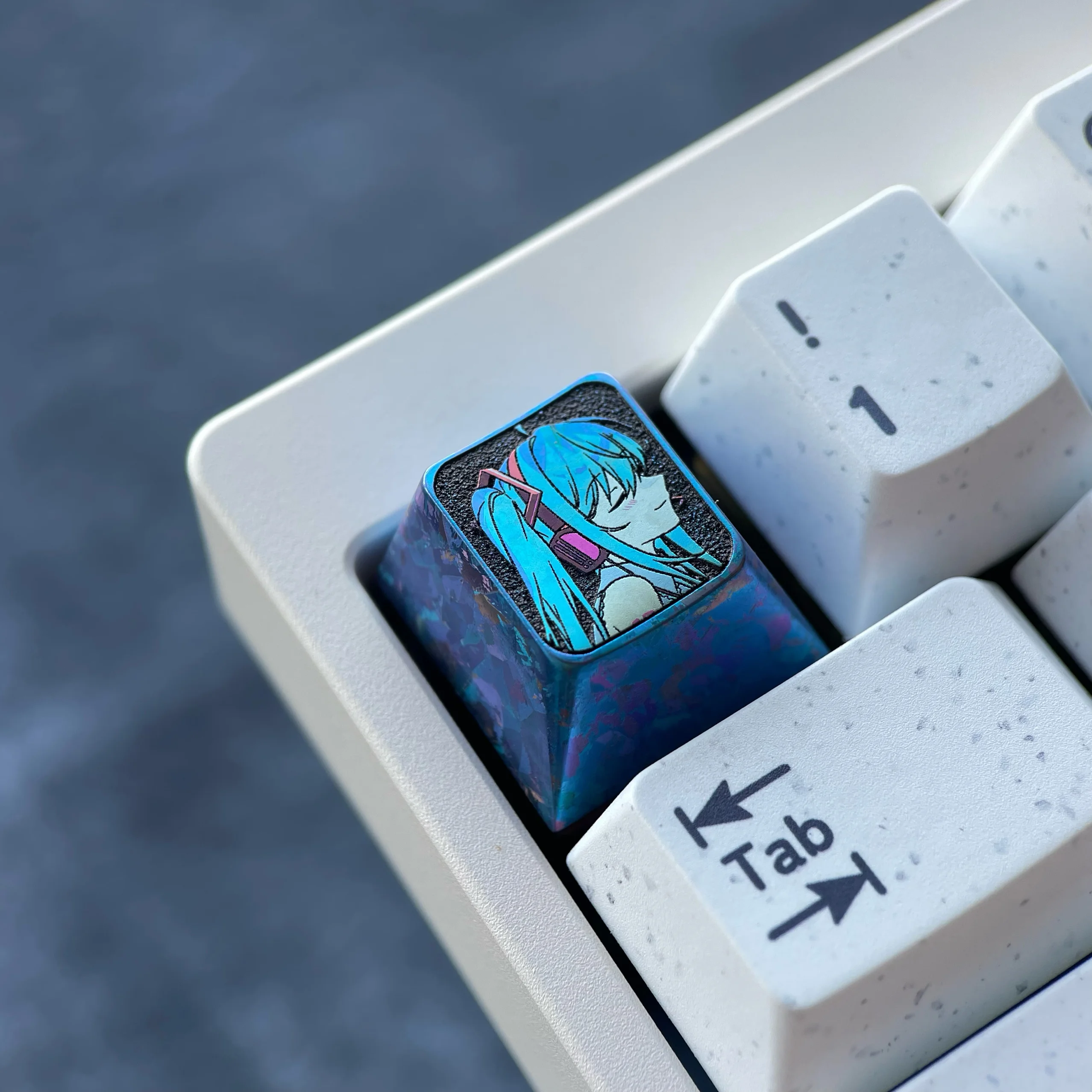 vocaloid-hatsune-miku-side-view-keycap-2