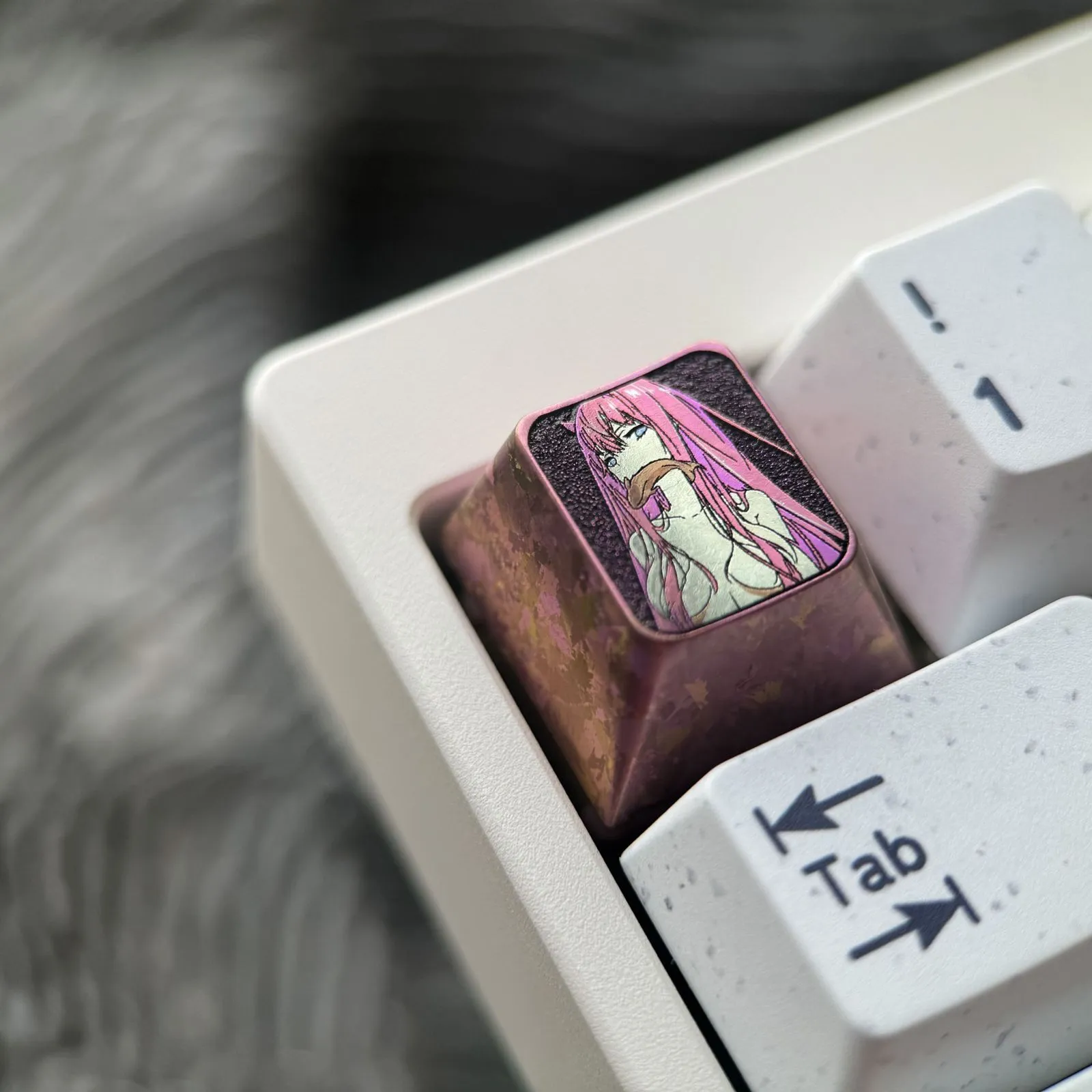 darlinginthefranxx-eating-fish-zero-two-keycap-side