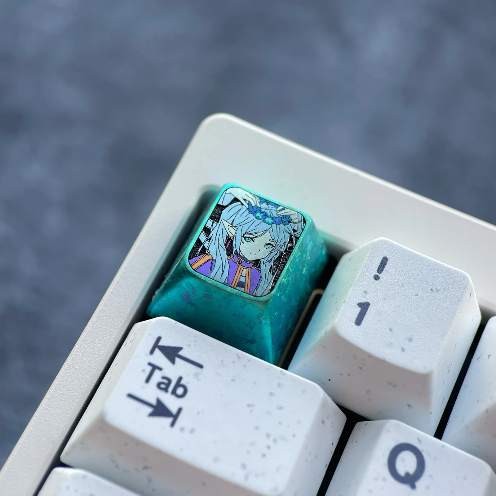 frierenbeyond-journeys-end-wreath-frieren-keycap-left