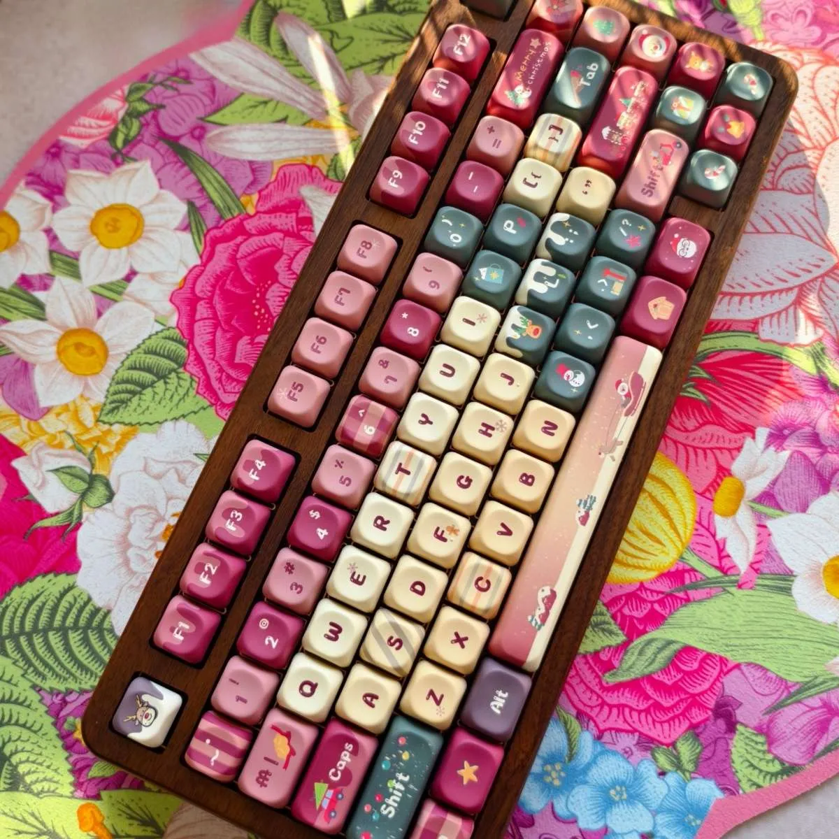 christmas-fir-series-keycap-set-upfront3