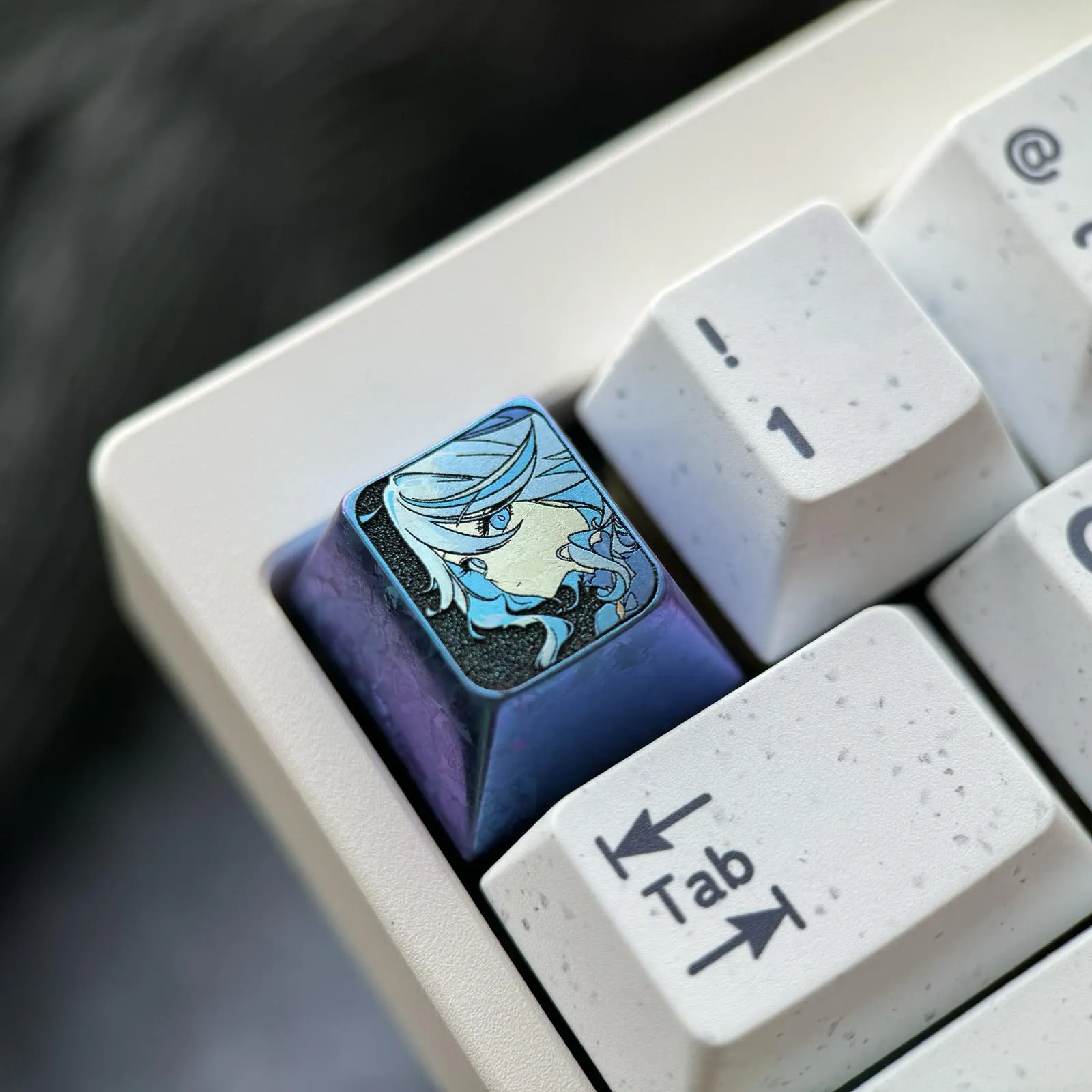 genshin-impact-furina-ice-crystal-keycap-side