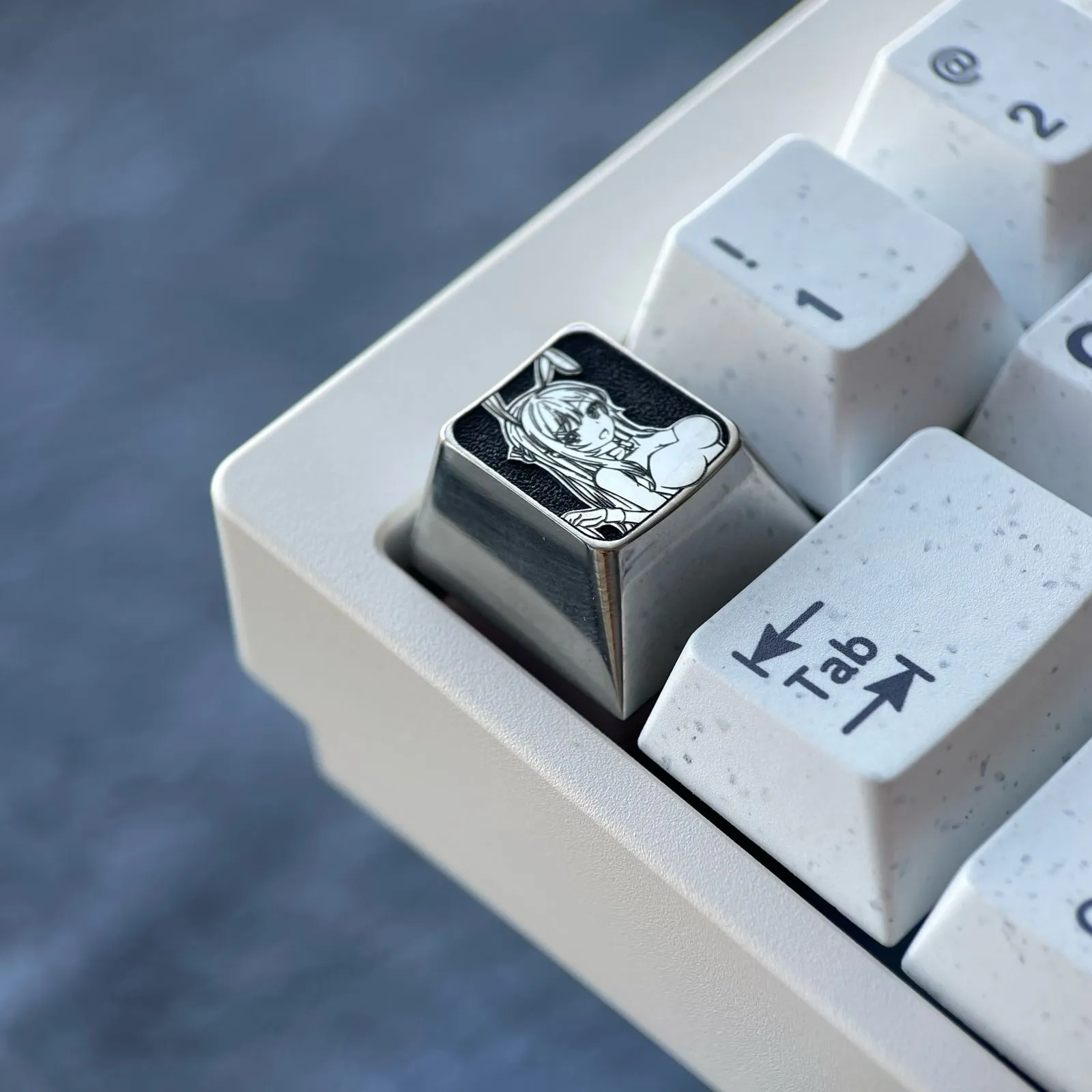 mai-sakurajima-rabbit-custome-keycap-side
