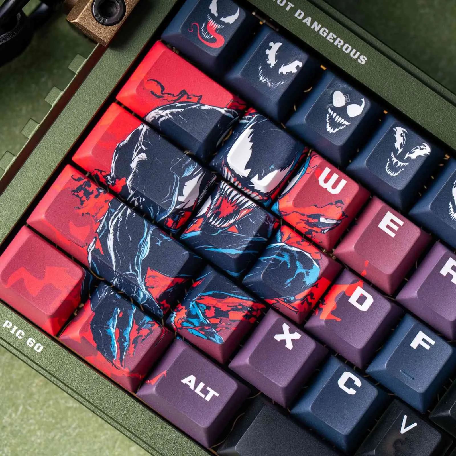 marvel-venom-oem-keycap-set-side2