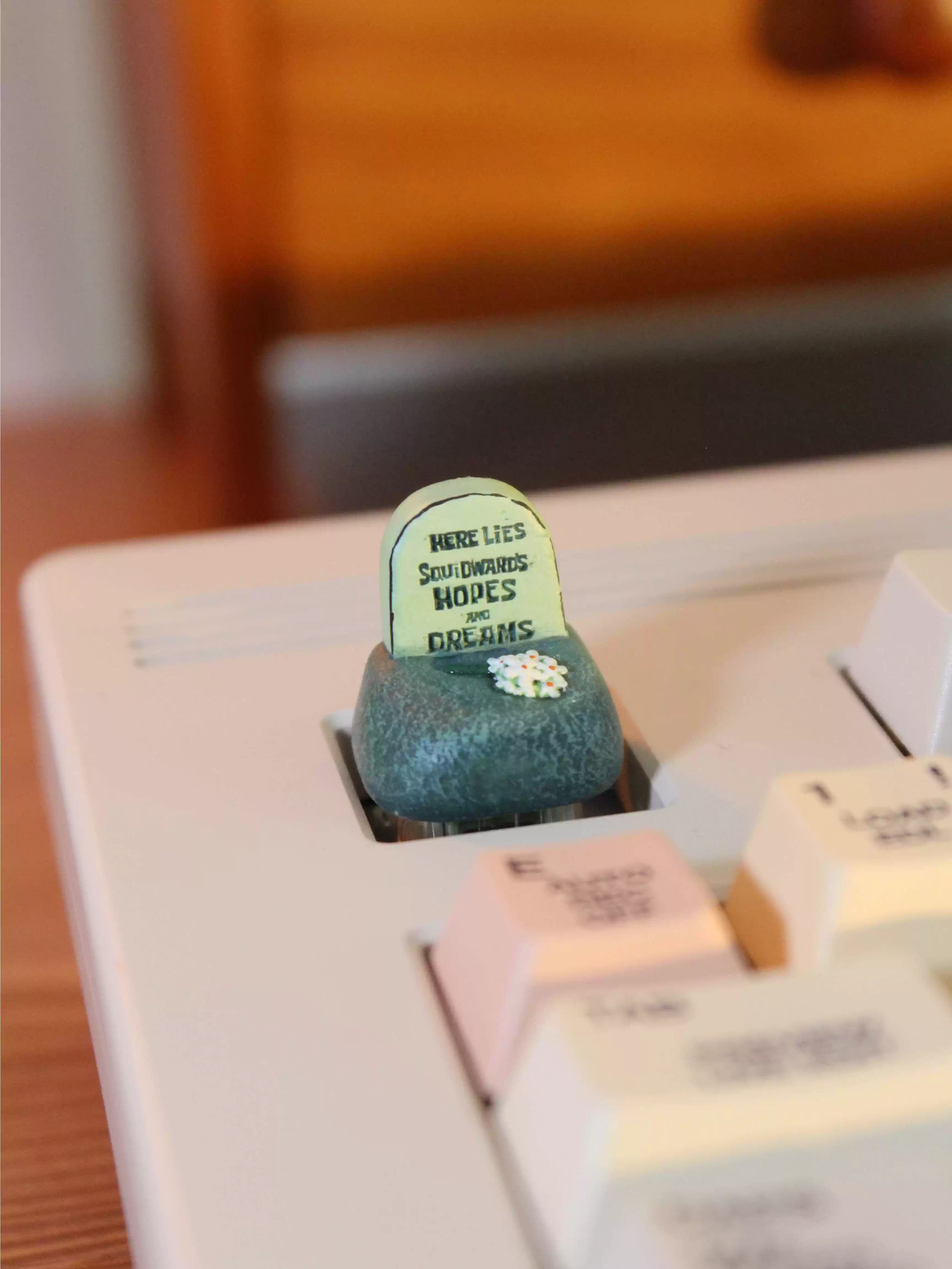 squidward-jq-tentacless-grave-keycap-side2