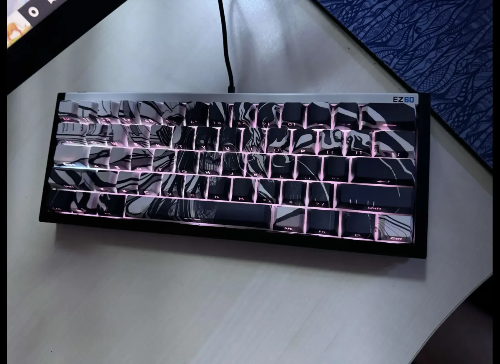 Epic Attack on Titan beast titan artisan keycap set. Observe the beast-form sculpture, vivid backlit translucent details, and intricate craftsmanship.