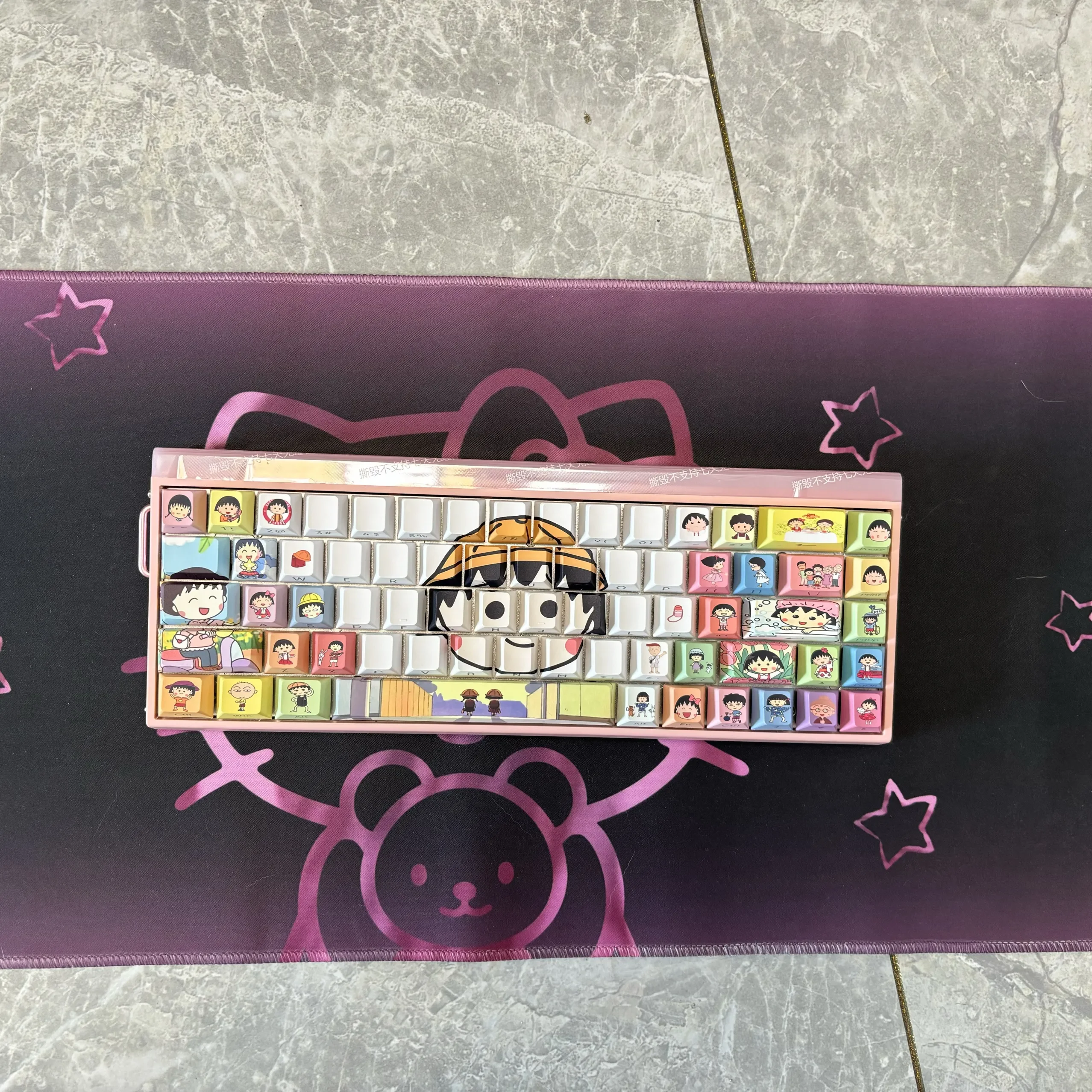 Chibi Maruko-chan Keycaps set, vibrantly illustrating the side-engraved characters and dynamic backlit effect across multiple keycap views.