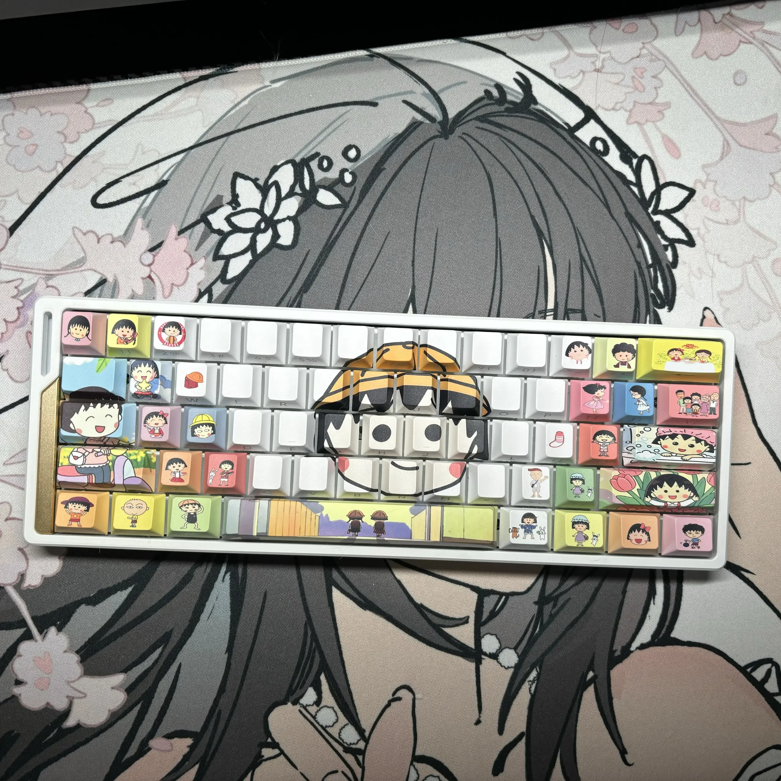 Chibi Maruko-chan keycap set display vibrant, side-engraved characters that are playfully and imaginatively backlit, creating a unique design.