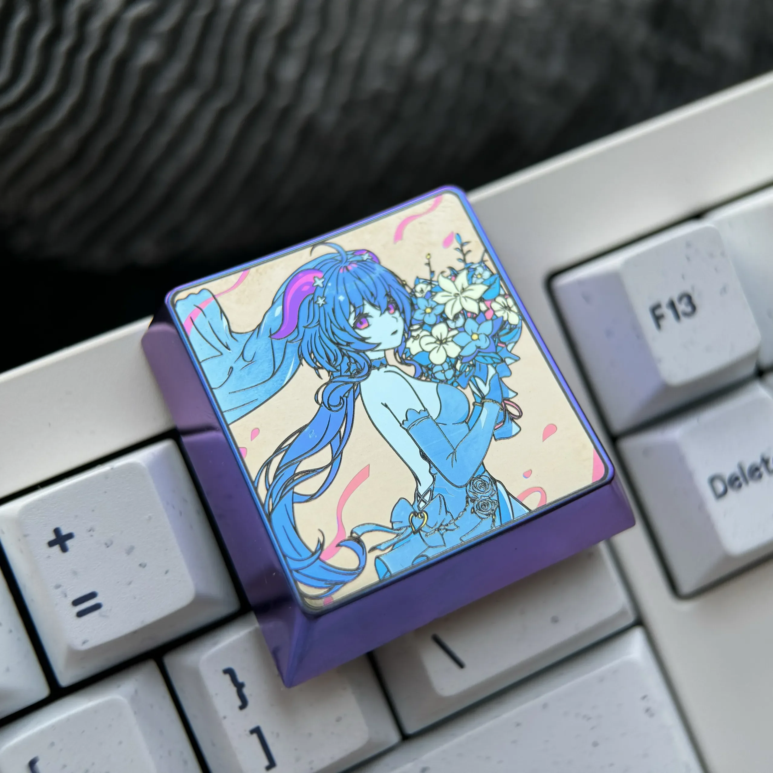 These premium Ganyu titanium alloy keycaps, a masterpiece of craftsmanship, showcase the luminous blue titanium metal and exquisite Ganyu character art, possessing a flawless metallic texture.