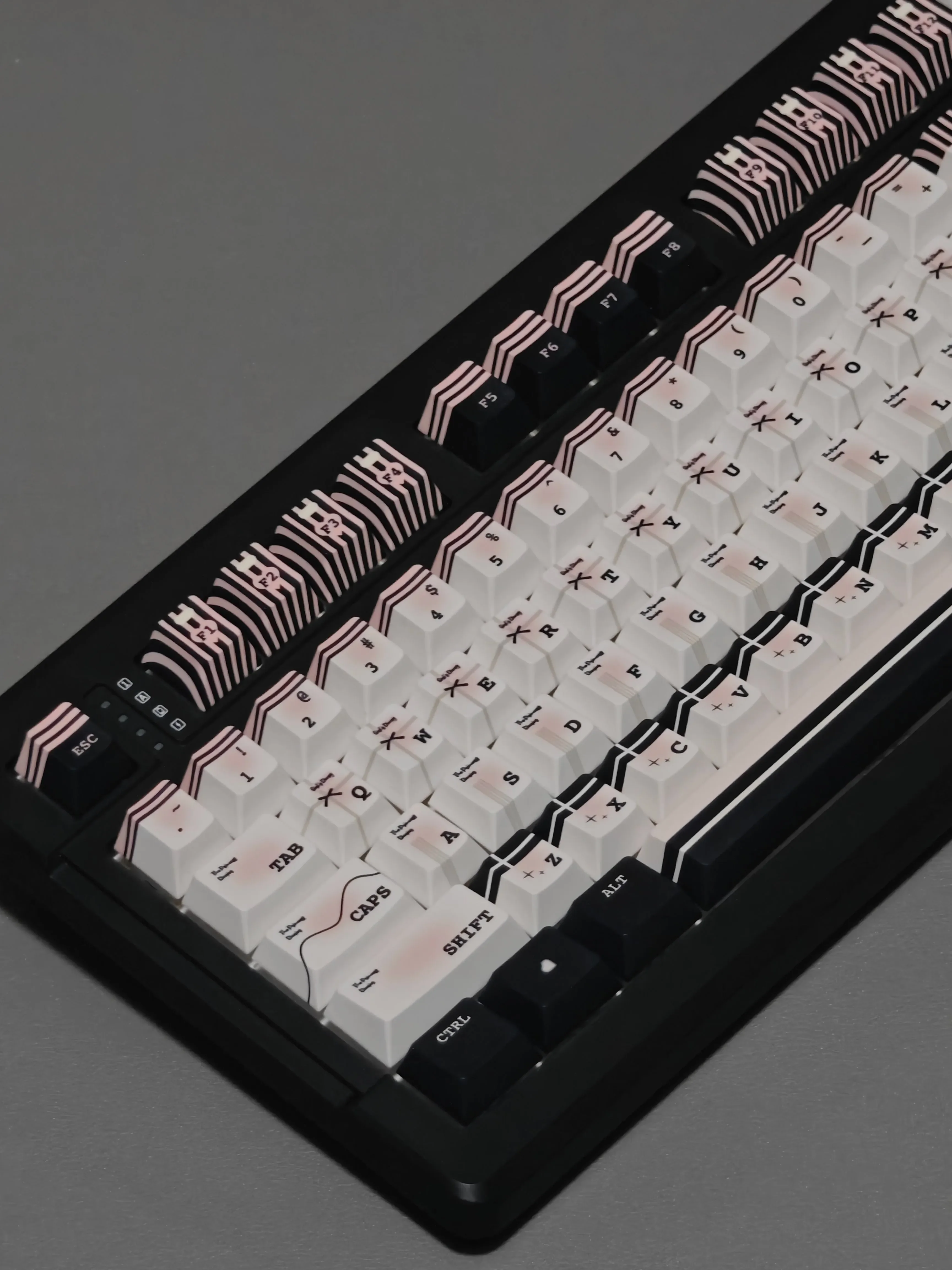 Whimsical Princess Keycap Set. Soft pastel keycaps with delicate typography embody a dreamy Princess Diary theme, offering broad compatibility.