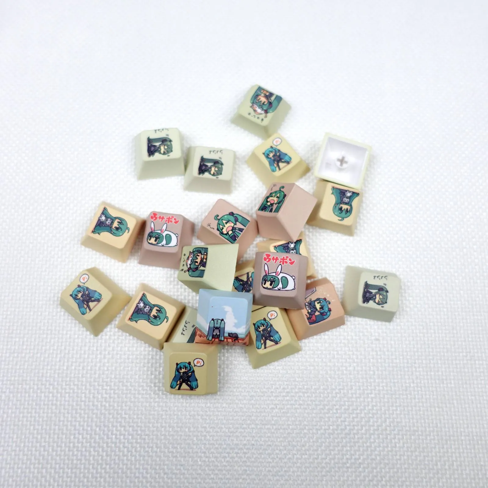 vocaloid-hatsune-miku-cherry-supplement-keycapset-upfront2