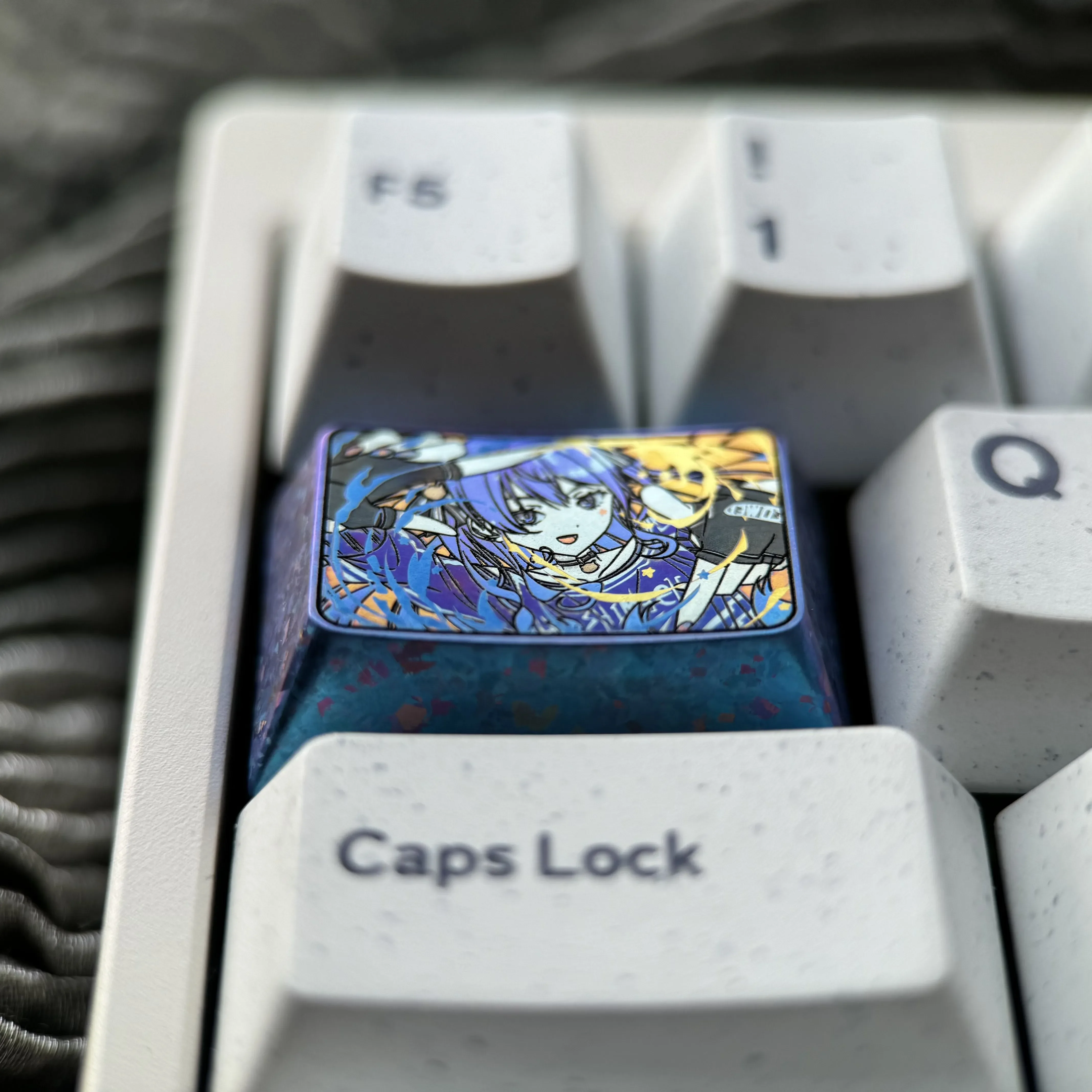 Exclusive Hoshimachi Suisei Titanium Keycap, an icy crystal VTuber art piece. Witness its vibrant titanium luster from every perspective.