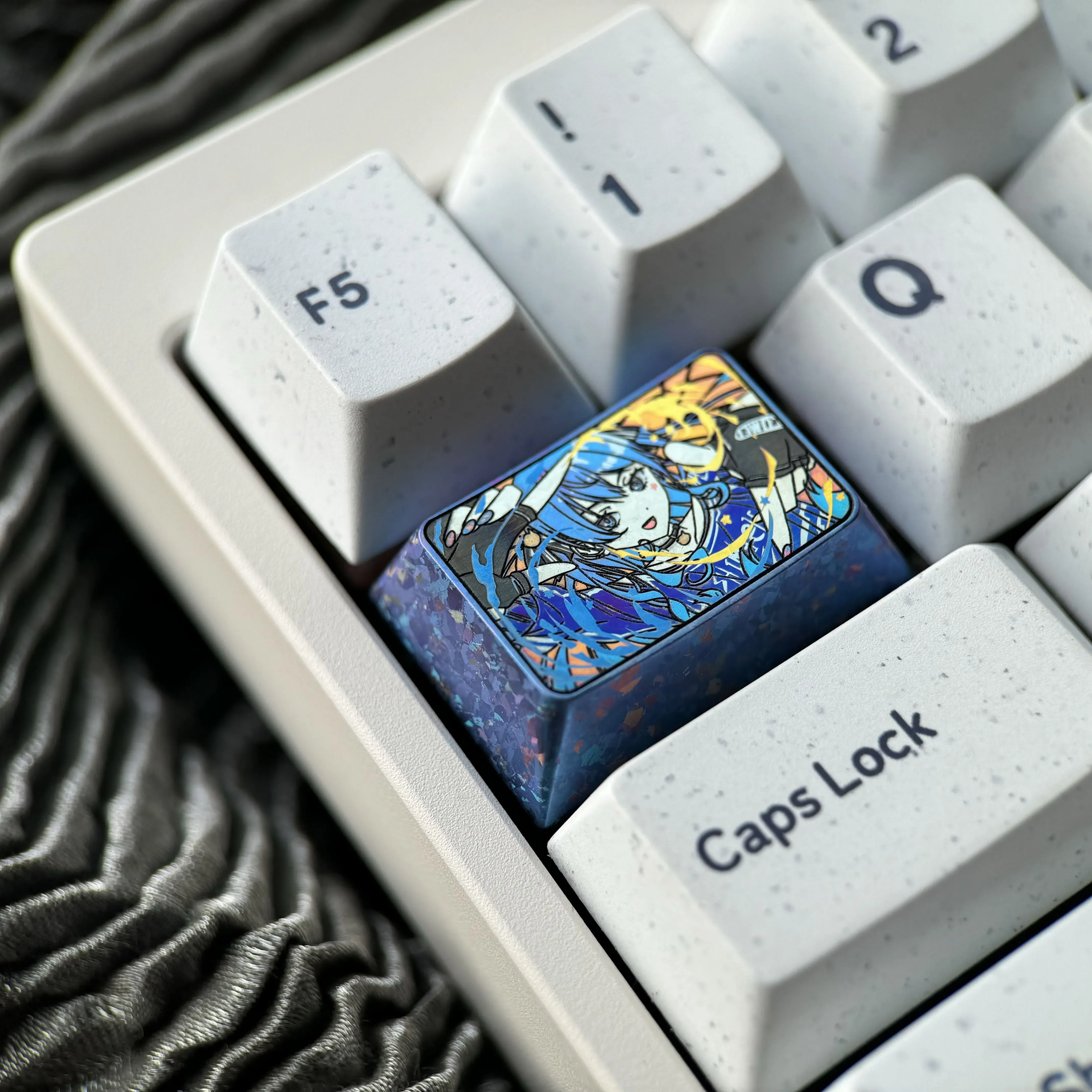 Views of the exclusive Hoshimachi Suisei titanium keycap, an icy crystal VTuber art piece with vibrant titanium luster.