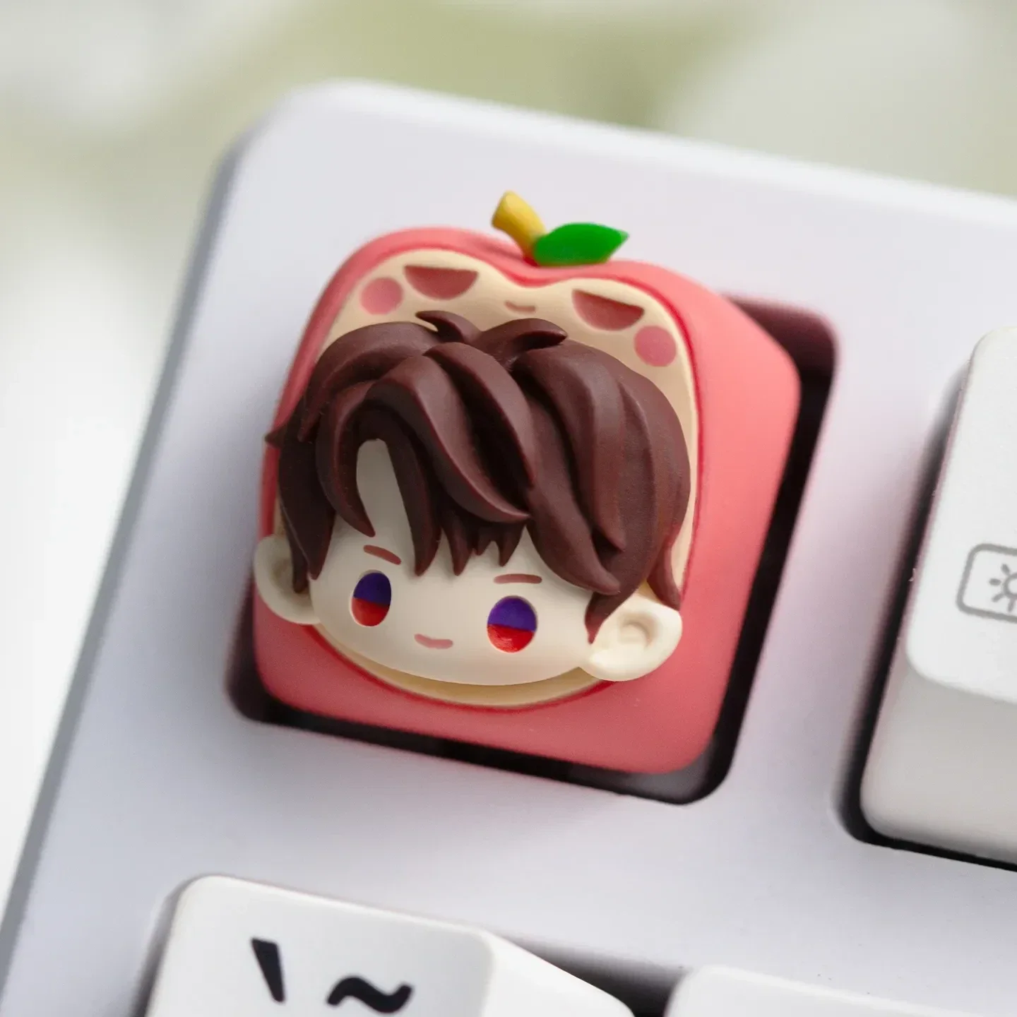 Exclusive Character mechanical keycap, showcasing vibrant, detailed character art with a romantic otome game aesthetic.
