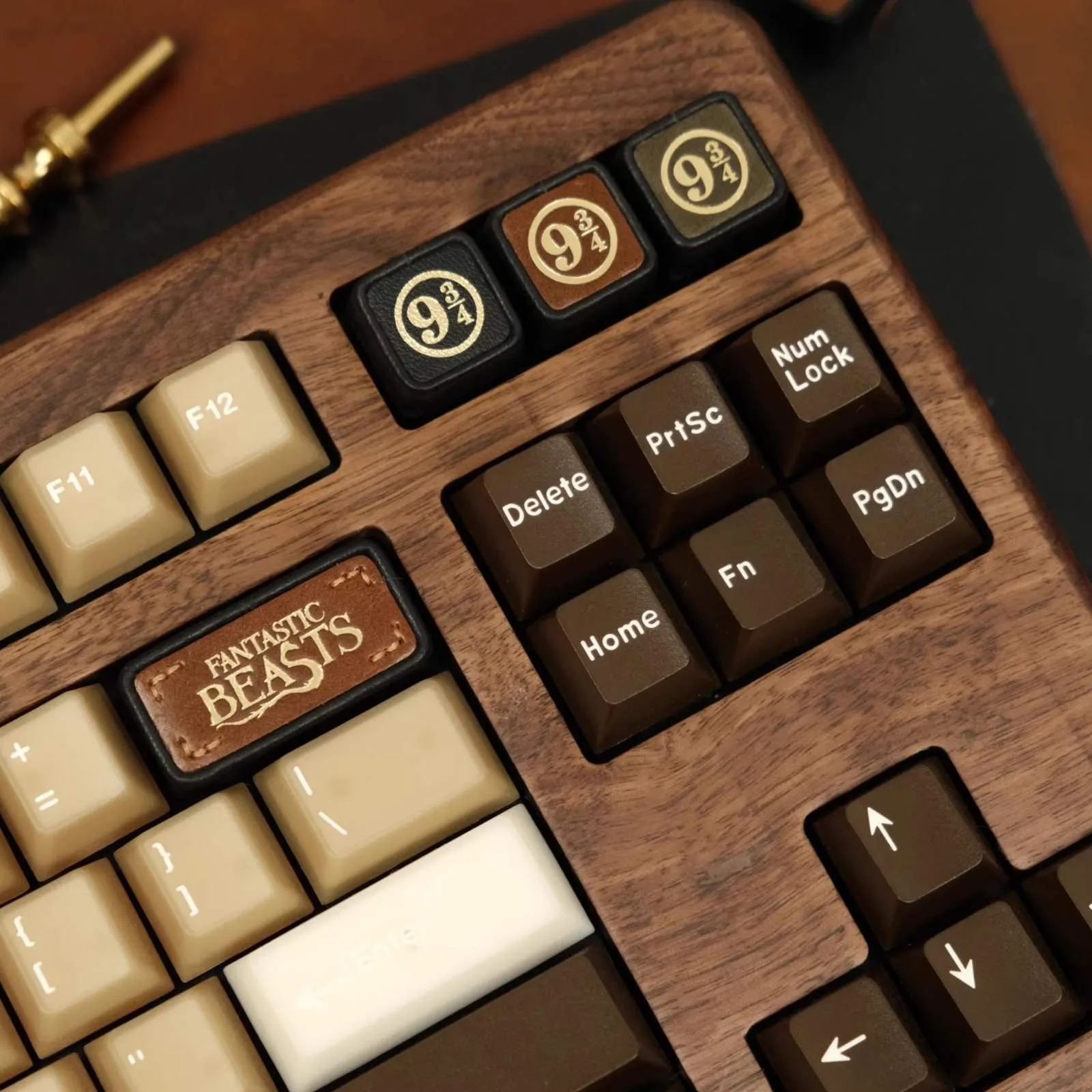 magical-platform-sign-keycaps-upfront