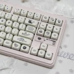 Durable PBT Happy Daily Life MOA Keycap Set in a clean white dye-sublimation finish. This set offers a comforting profile and minimalist charm for daily delight.