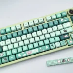 The Vyn Richter Keycap Set, an elegant FOA profile tribute, beautifully displayed with sophisticated Mò Yì character aesthetics and cool tones.