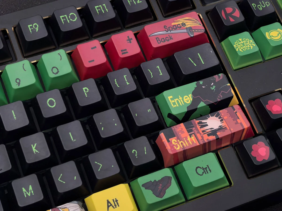 Detailed views of the exclusive Damian Wayne Robin artisan keycap set, highlighting its dynamic portrayal, intricate superhero craftsmanship, and vibrant design.