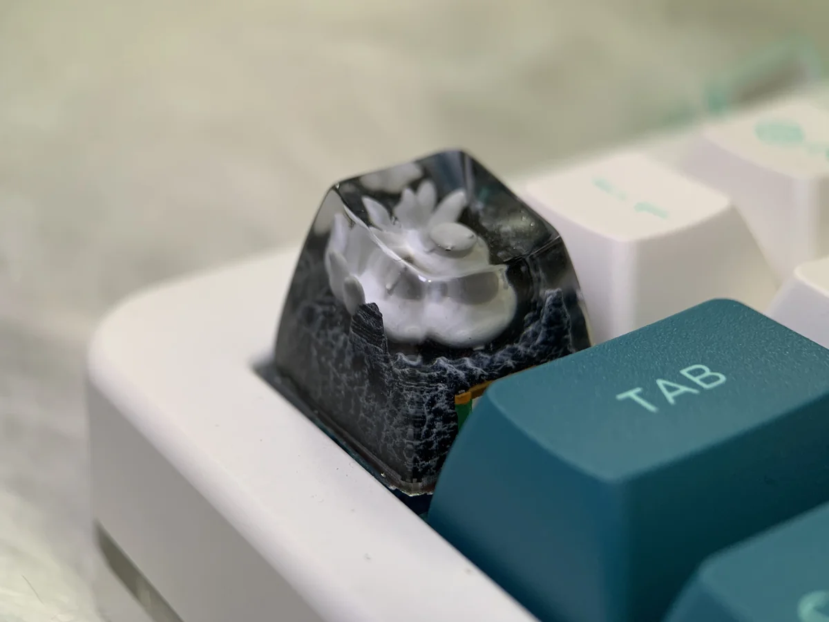 Detailed gallery views of the exquisite handcrafted Naruto Six-Tails Saiken artisan keycap, highlighting its vibrant sculptural form and fierce spirit.
