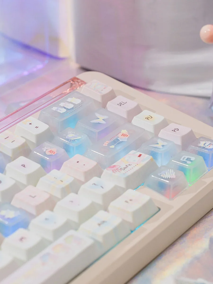 Summer Daydream Keycaps Set: close-ups of the dreamy translucent PBT PC blend. Ethereal pastel gradients and light-infused design create a tranquil summer.