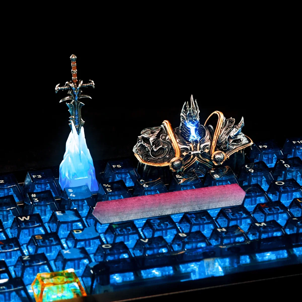 Hand-painted resin Arthas Menethil keycap, a formidable Warcraft art piece. Intricately sculpted, showcasing Arthas from an artistic angle.