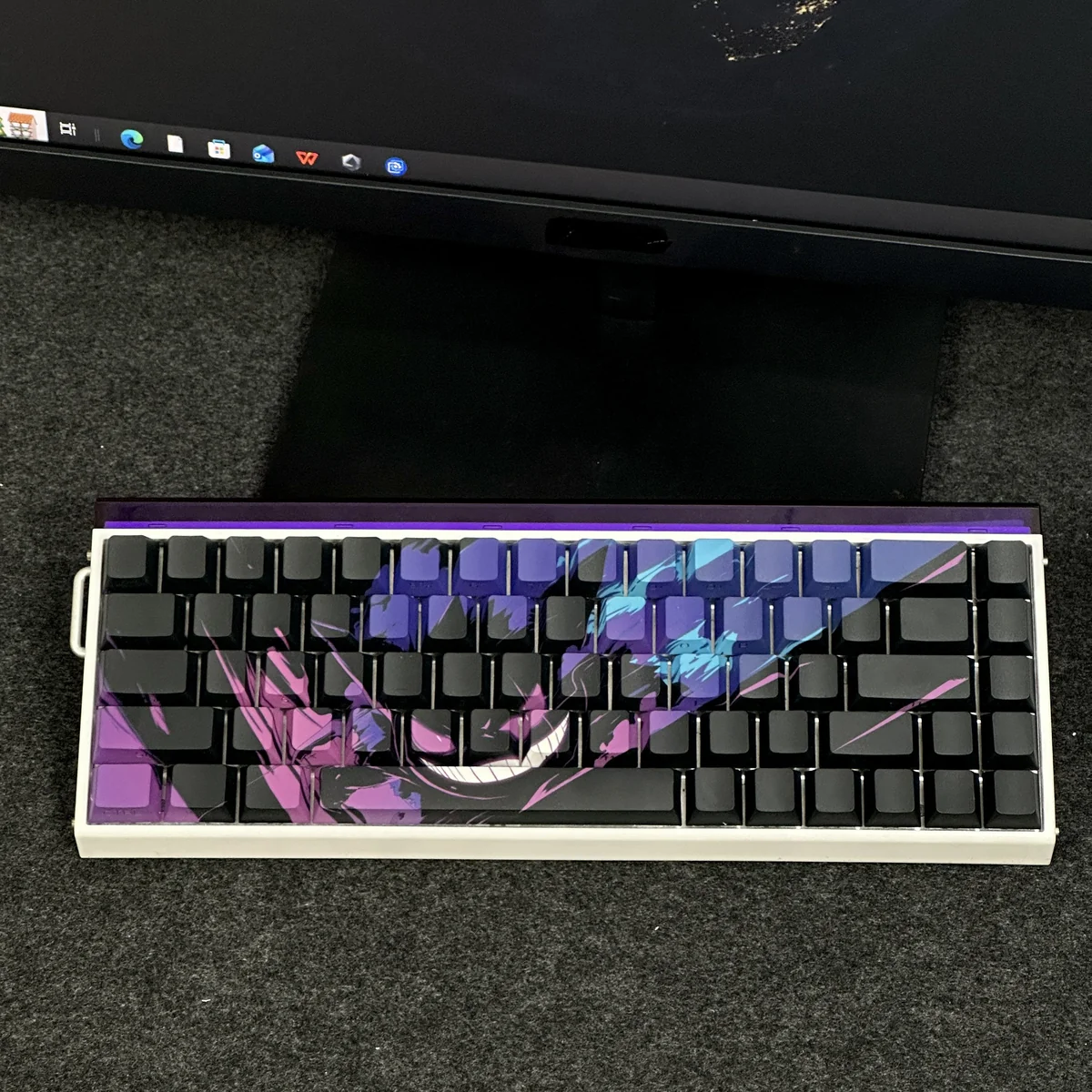 Unleash Gengar's dark charm with this Pokemon: Iconic Gengar Cherry Keycap Set. It glows purple, highlighting its mischievous sculpted details.