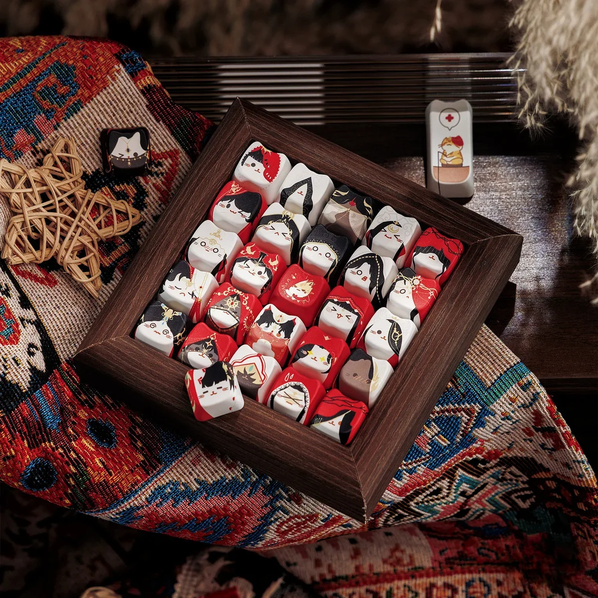 Exclusive JX3 Ming Jiao MAO artisan keycaps set are shown in detail. Mysterious desert and lunar motifs reflect JX Online 3's martial arts theme.