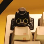 Handcrafted Lord of Mysteries Klein Moretti artisan keycap. This angle highlights its whimsical feline design, elegant top hat, and dark fantasy.