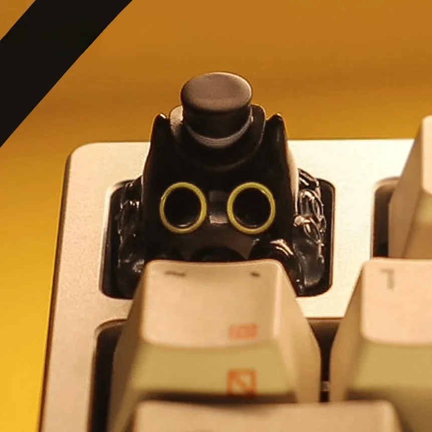 Handcrafted Lord of Mysteries Klein Moretti artisan keycap. This angle highlights its whimsical feline design, elegant top hat, and dark fantasy.