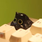 Handcrafted Lord of Mysteries Klein Moretti artisan keycap. It features a whimsical feline, top hat, dark fantasy details.