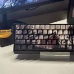 Man Jiang Hong PBT dye-sub keycaps set. Views highlight deep red hues, Chinese calligraphy, minimalist side-engraved legends, and exquisite PBT texture.