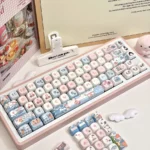 Explore the Crayon Shin-chan: Hello Ignores MOA Keycap Set from all angles, showcasing its distinctive MOA profile and charming, playful cartoon design.