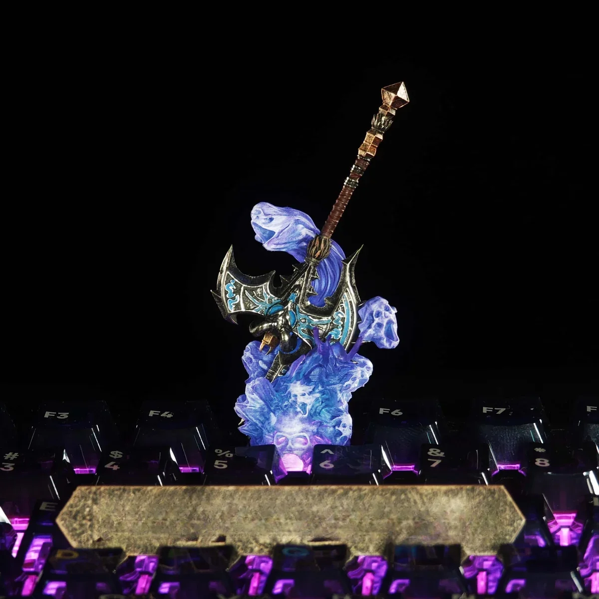 Intricate WoW Shadowmourne keycap replica, showcasing its dark fantasy design and legendary World of Warcraft weapon details from a compelling angle.