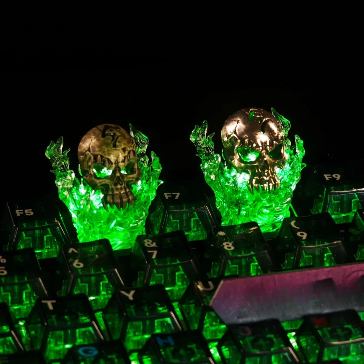 Iconic WoW Gul'dan Skull Artisan Keycap, a hand-painted resin masterpiece. Intricate dark fantasy details and glowing eyes highlight this legendary WoW.
