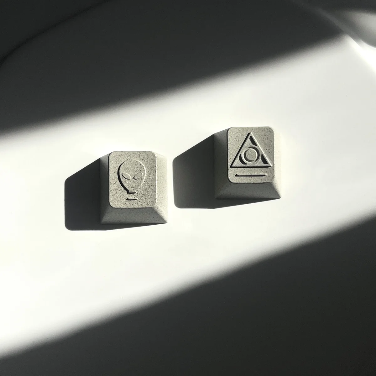 Premium CNC aluminum artisan keycap showcasing intricate pyramid and futuristic alien designs, emphasizing its durable, sculpted craftsmanship.