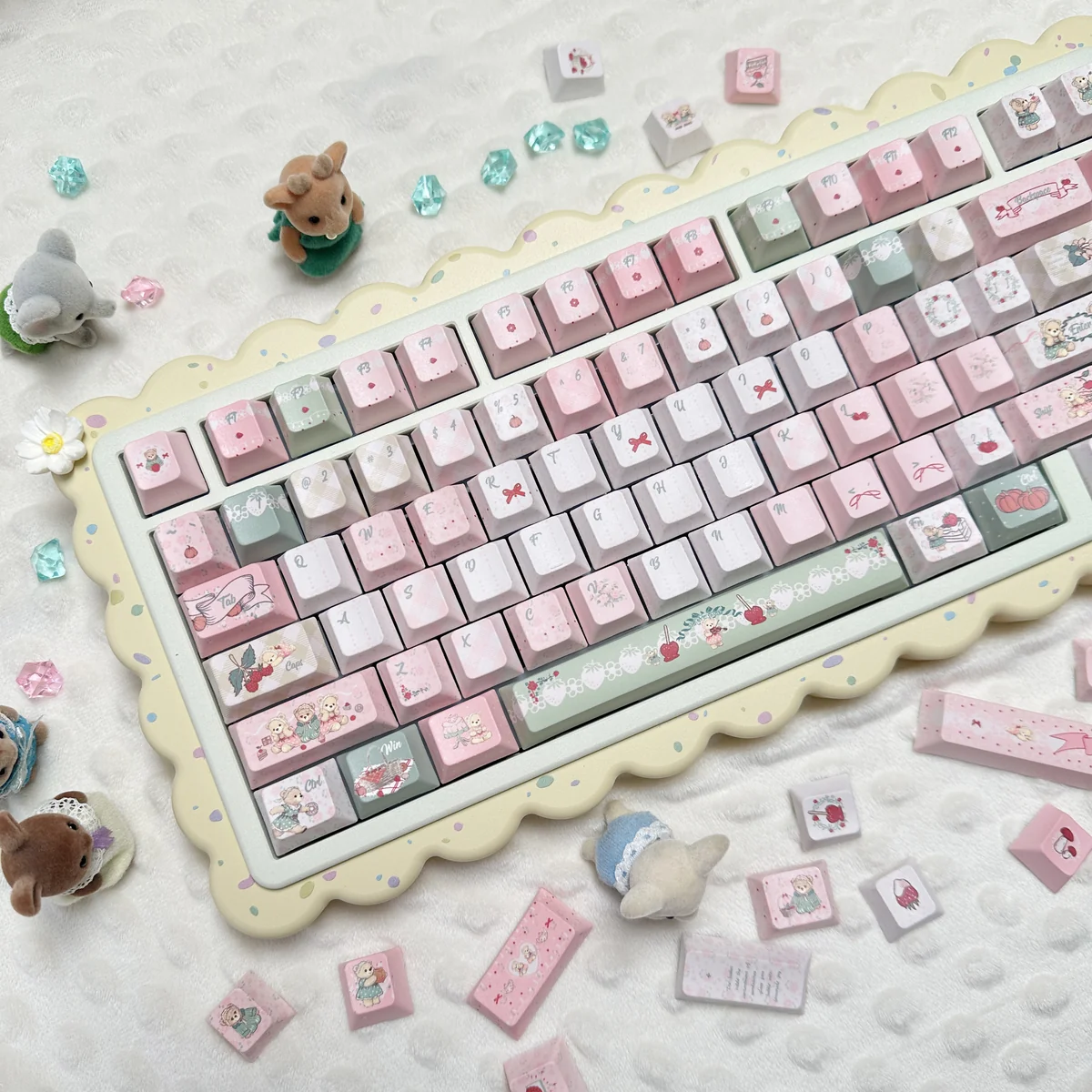 Close-up of whimsical picnic bear PBT dye-sub cute bear keycaps set, showcasing adorable bears, pastel colors, and crisp details from multiple angles.