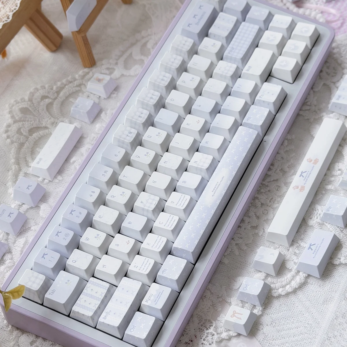 Bluesy Flower Keycaps Set gallery view, highlighting the exquisite 'Flower Wall' PBT artistic design. Serene blue and white floral patterns evoke an elegant.