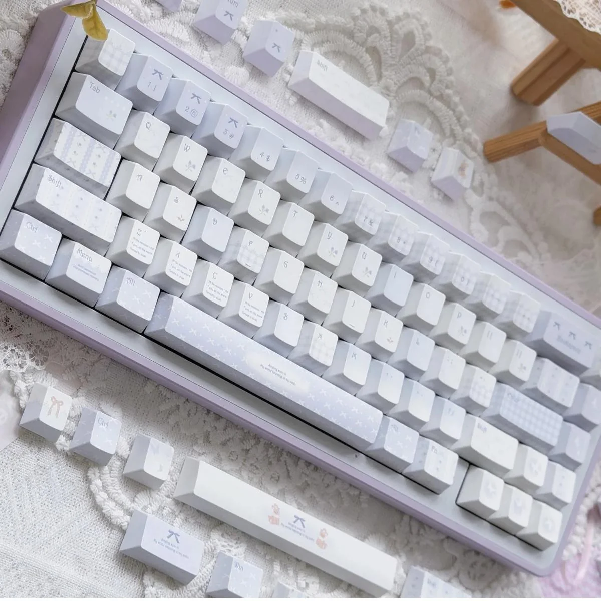 Bluesy Flower Keycaps PBT set displaying an exquisite blue and white 'Flower Wall' artistic design, evoking a serene vintage garden feel. Perfect for floral accent.