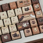 Close-up of the adorable, Suzume: Daijin & Sadaijin MAO Keycap Set, showcasing its exclusive design and charming details from a unique angle.