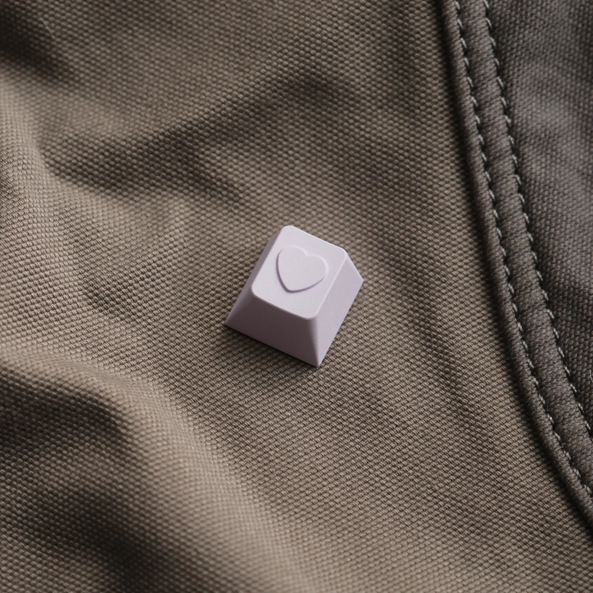 Experience the premium artistry of this handcrafted purple heart ESC keycap, featuring a vibrant polished aluminum finish.