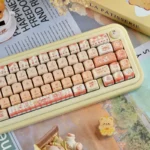 Charming Baking Cat Artisan Keycap Set, a whimsical PBT MOA accent. Adorable pastel design with soft bread motifs and a cute baking cat character.