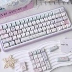 Cozy Bear Home 134-key DMA keycap set, showcasing adorable bear characters and charming home elements in a warm, playful aesthetic. Custom keycaps design.