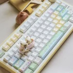 Charming Cat Fishing PBT Dye-Sub Keycaps set. Whimsical cartoon cats leisurely fishing create a playful, serene desktop aesthetic for your keyboard.